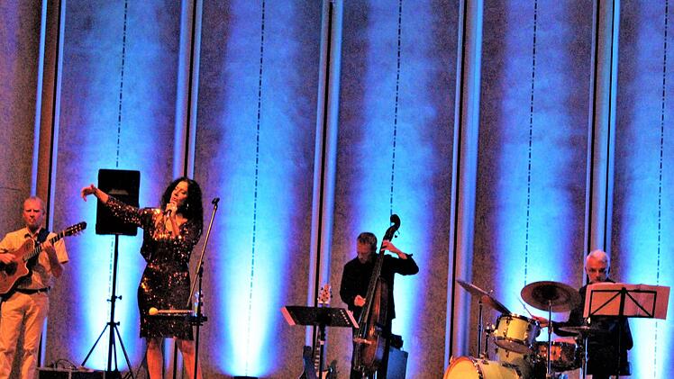 Marcia Bittencourt und ihre Jazz-Kombo gaben im Rossini-Saal diverse brasilianische Rhythmen zum Besten. Foto: Werner Vogel