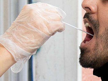 Die Partygäste des Clubs "Boot" in Würzburg, die am Wochenende zeitgleich mit der infizierten Person gefeiert haben müssen sich jetzt einem PCR-Test unterziehen.