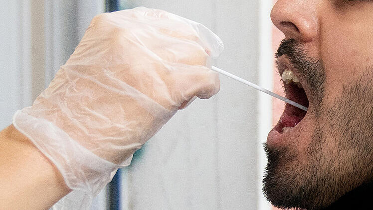 Die Partygäste des Clubs "Boot" in Würzburg, die am Wochenende zeitgleich mit der infizierten Person gefeiert haben müssen sich jetzt einem PCR-Test unterziehen.