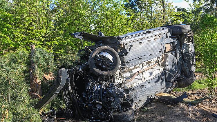 Auto kommt von Stra&szlig;e ab und kracht in Baumschule: Fahrer &uuml;bersteht Unfall leicht verletzt