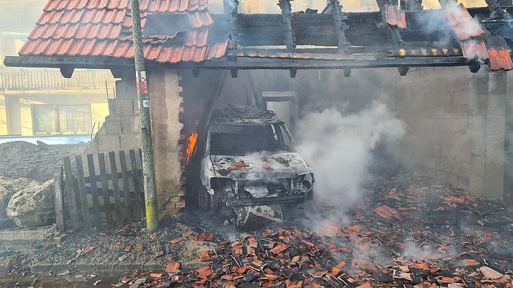 Scheune in Höflas gerät in Vollbrand