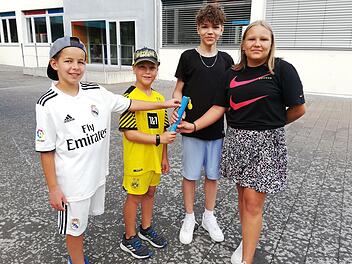 Emil Grom und Mirco Pfister von der Grundschule Poppenlauer übergaben das Staffelholz an Dio Sotiropoulos und Lena Deifel von der Freiherr-von-Lutz-Mittelschule in Münnerstadt.