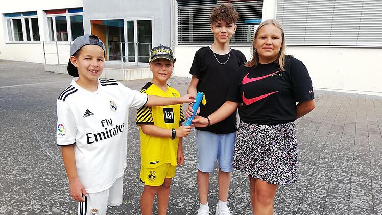 Emil Grom und Mirco Pfister von der Grundschule Poppenlauer übergaben das Staffelholz an Dio Sotiropoulos und Lena Deifel von der Freiherr-von-Lutz-Mittelschule in Münnerstadt.