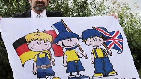 Vorsitzender Christian Prévot präsentiert das Geschenk des Partnerschaftskomitees Ancenis. Fotos: Ulrike Müller