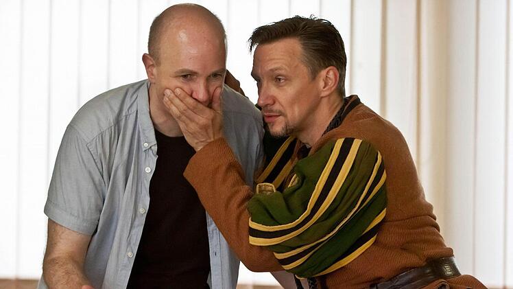 Jan Reimitz (links) und Dirk Mestermache rin einer Probenszene.