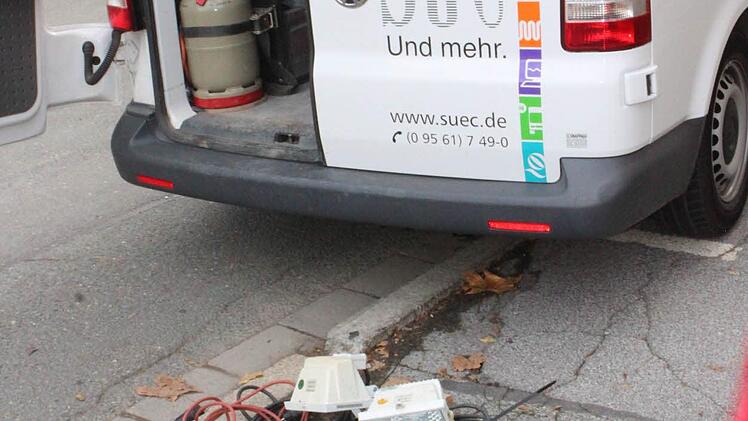 Rasch vor Ort: die SÜC. Vorsichtshalber musste der Strom wegen des Wasserschadens abgeschaltet werden. Foto: Jochen Berger