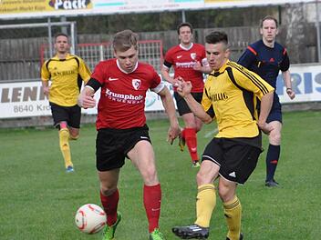 FC Kronach - VfL Frohnlach II: Gästespieler Lukas Werner (gelbes Trikot) kann den Ball nach vorne spielen. Christian Bauer kommt einen Schritt zu spät. Foto: Herbert Kalb