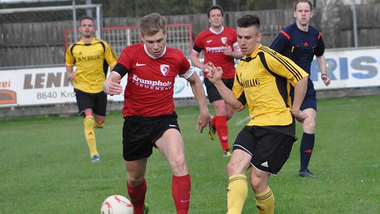 FC Kronach - VfL Frohnlach II: Gästespieler Lukas Werner (gelbes Trikot) kann den Ball nach vorne spielen. Christian Bauer kommt einen Schritt zu spät. Foto: Herbert Kalb