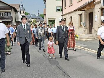 Das Bild zeigt: Einer der Höhepunkte des Schützenfestes Rothenkirchen wird wieder der Schützenumzug werden an dem jung und alt und Nachbarvereine wie örtliche Vereine mit Fahnenabordnungen teilnehmen. Foto: Karl-Heinz Hofmann