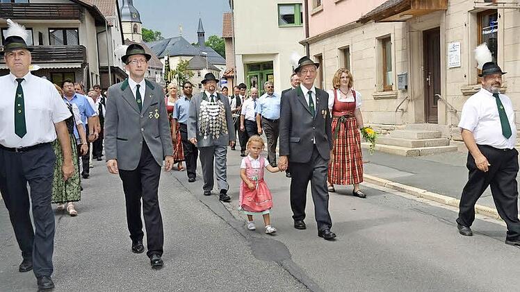 Das Bild zeigt: Einer der Höhepunkte des Schützenfestes Rothenkirchen wird wieder der Schützenumzug werden an dem jung und alt und Nachbarvereine wie örtliche Vereine mit Fahnenabordnungen teilnehmen. Foto: Karl-Heinz Hofmann
