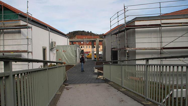 Blick von der Brücke über die Sinn aus.
