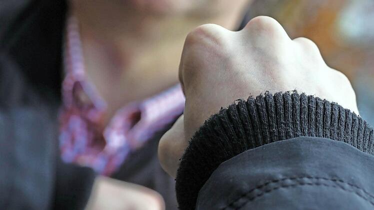 Ein Schüler wird von einem Bekannten im Grünzug hinter der Dr.-Stammberger-Halle grundlog zusammengeschlagen. Ob er im Auftrag gehandelt hat, bleibt gestern vor Gericht offen. Symbolfoto: Christopher Schulz