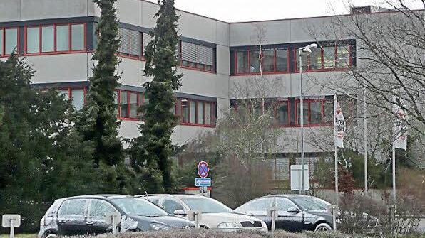Der Betrieb läuft, der Parkplatz ist voll. Offiziell heißt der Kunststoffspezialist in Michelau jetzt SMIA, wenn auch etwas versteckt hinter Bäumen auf dem Betriebsgelände am Freitag noch die "Scherer & Trier"-Fahne im Wind flatterte. Foto: Popp