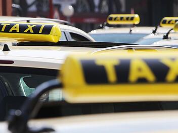 Nach dreistündigem Gespräch haben gestern Vertreter des Landratsamts und von Taxiunternehmern eine Erhöhung der Gebühren beschlossen.  Foto: Malte Christians/dpa