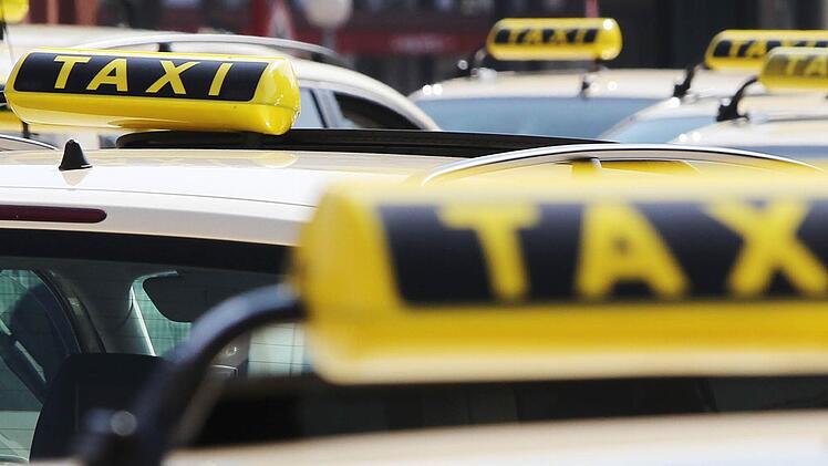 Nach dreistündigem Gespräch haben gestern Vertreter des Landratsamts und von Taxiunternehmern eine Erhöhung der Gebühren beschlossen.  Foto: Malte Christians/dpa