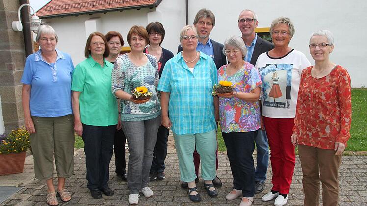 Ulrike Schlotter, Ingrid Knieß, Christa Lesin, Carola Günzler, Barbara Bonawitz, Pfarrer Stefan Bonawitz, Ilse Pötschke, Pfarrer Walter Neunhoeffer, Hildegard Schneider und Elly Back haben das Frauenfrühstück zum 20-jährigen Jubiläum gestaltet. Es fehlt Ingrid Büttner. Foto: Heike Beudert