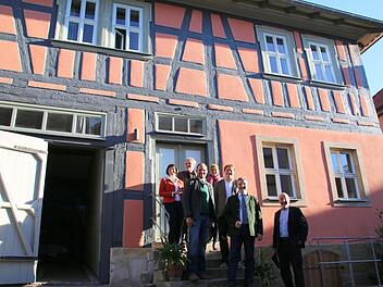 Das prämierte Anwesen in der Seßlacher Altstadt, das neue Gästehaus des "Pörtnerhofs" in der Pfarrgasse 106, begutachen (von links) Christine Heider, Ingo Rickhaus, Bürgermeister Martin Mittag, Gabriele Rickhaus, Pächter Stefan Sauerbrey, Landrat Michael Busch und Professor Johannes Körner. Foto: Bettina Knauth