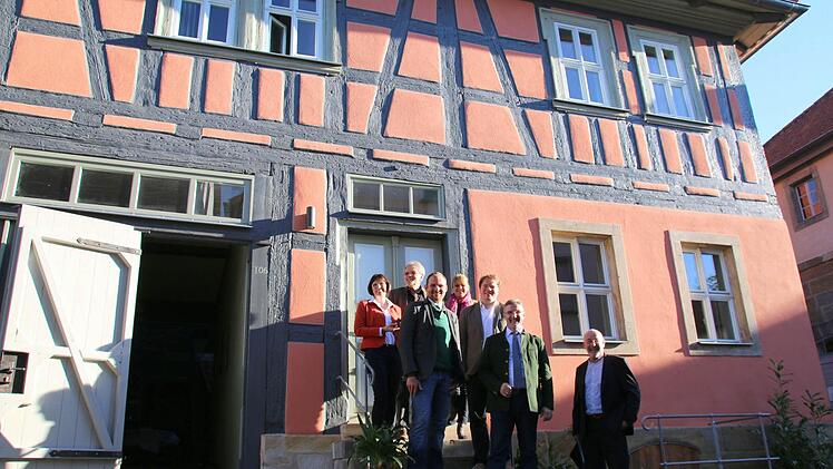 Das prämierte Anwesen in der Seßlacher Altstadt, das neue Gästehaus des "Pörtnerhofs" in der Pfarrgasse 106, begutachen (von links) Christine Heider, Ingo Rickhaus, Bürgermeister Martin Mittag, Gabriele Rickhaus, Pächter Stefan Sauerbrey, Landrat Michael Busch und Professor Johannes Körner. Foto: Bettina Knauth