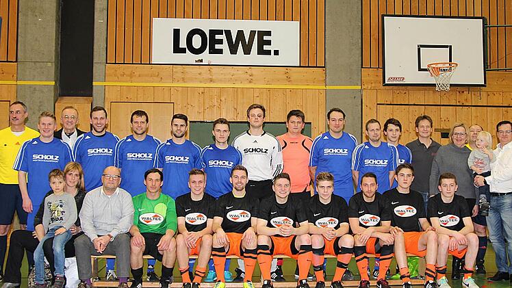 In einem spannenden Endspiel sicherte sich die Mannschaft der Firma Scholz (stehend) durch einen 2:1-Sieg gegen die Firma Waltec beim Loewe-Hallenturnier den Sieg. Mit im Bild (von rechts) Loewe-Personalleiter Andy Hauer, IHK-Vorsitzender Hans Rebhan, kaufmännischer Geschäftsführer Christoph Schülner, der Chef der Firma Scholz, Karl Herbert Ebert (mit der kleinen Lotta Rebhan), Schiedsrichter Thomas Mattes und Gertrud Ebert sowie (links) Schiedsrichter Uwe Dietrich und BLSV-Kreisvorsitzender ...