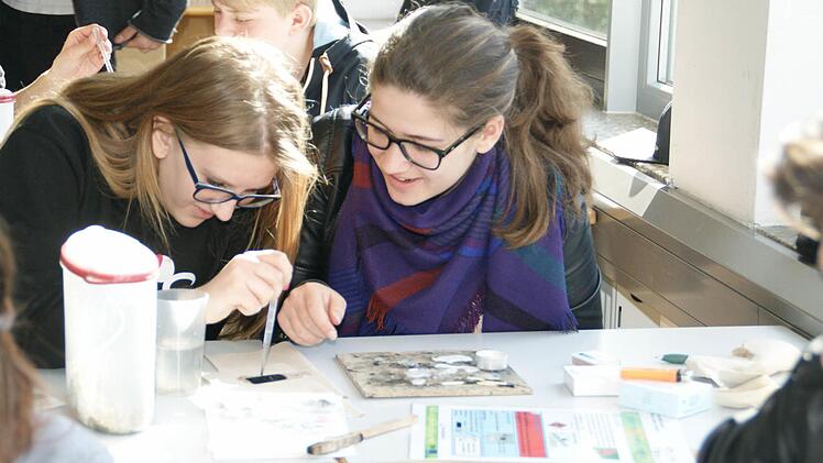 Dem Lotus-Effekt, der Wasser und Schmutz abperlen lässt, sind Julia und Leonie auf der Spur. Foto: Sabine Weinbeer