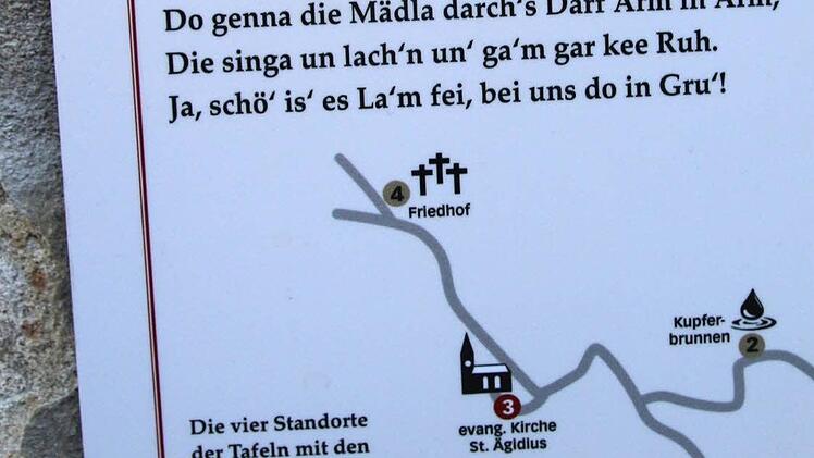 Neben der großen Steintafel ist auch ein kleinere Tafel angebracht, wo das Gedicht noch einmal zu lesen ist und einen Hinweis auf die anderen Standorte gibt. Foto: Michael Stelzner