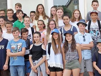 Die Austauschschüler von beiden Seiten mit Realschuldirektorin Manuela Küfner, der französischen Lehrerin Beatrix Straub, dem Französisch-Beauftragten der Wallburg-Realschule, Günter Kerschensteiner, sowie dem Eltmanner Bürgermeister Michael Ziegler (von links) Foto: Günther Geiling