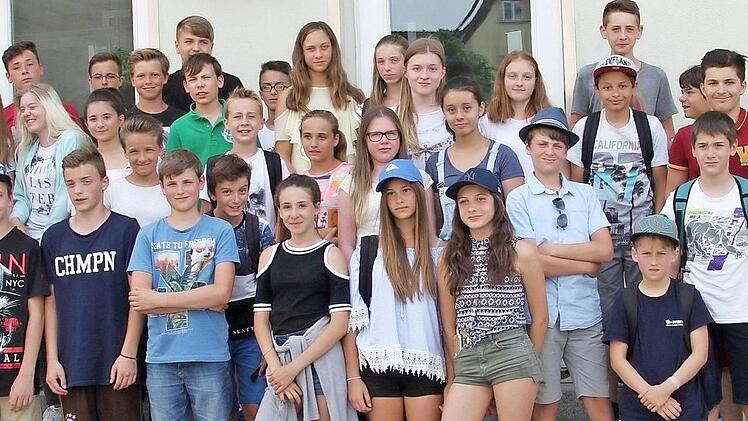 Die Austauschschüler von beiden Seiten mit Realschuldirektorin Manuela Küfner, der französischen Lehrerin Beatrix Straub, dem Französisch-Beauftragten der Wallburg-Realschule, Günter Kerschensteiner, sowie dem Eltmanner Bürgermeister Michael Ziegler (von links) Foto: Günther Geiling