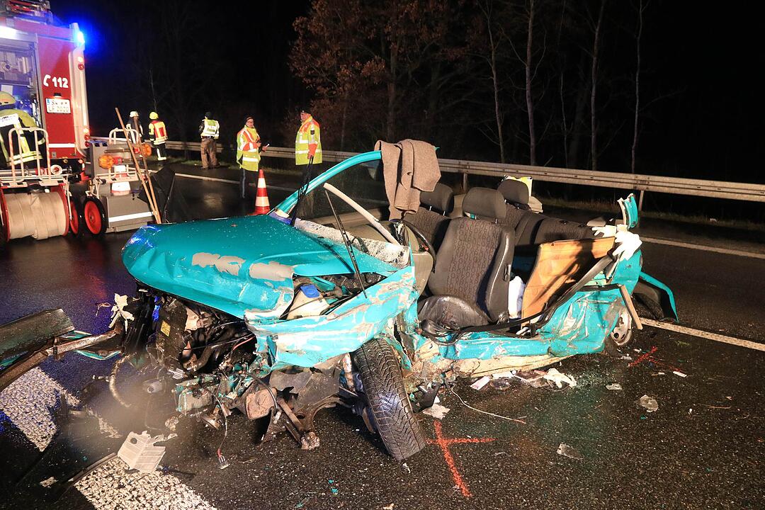 Drei Fahrzeuge krachen in Unfallstelle