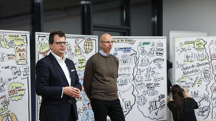 Die von einer "graphic recorderin" in Bilder übersetzten Ergebnisse wurden von Anna Scherbaum (VHS) und Walter Schweinsberg (MGO) symbolisch an Bürgermeister Christian Lange übergeben. Foto: Barbara Herbst