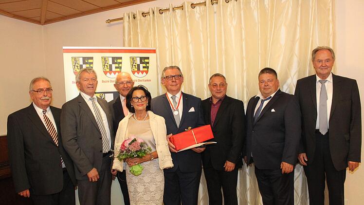 Der Geehrte mit Vertretern des Bezirks und der Gemeinde Foto: Carmen Schwind