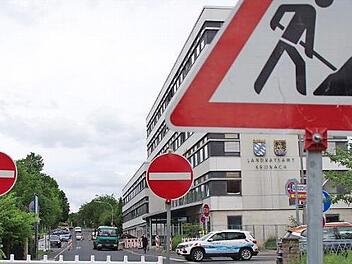 Verkehrsteilnehmer sollten am Landratsamt besonders aufpassen. Die Verkehrsführung dort wird für die nächsten rund eineinhalb Jahre umgestellt. Foto: Marco Meißner