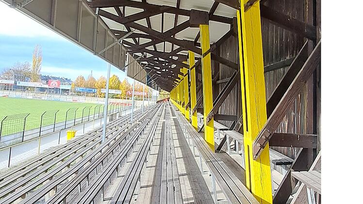 Gesch&uuml;tztes Denkmal: Holztrib&uuml;ne in der Sportst&auml;tte Gr&uuml;ne Au in Hof