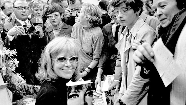 Hildegard Knef, eine der pr&auml;gendsten K&uuml;nstlerinnen der deutschen Nachkriegszeit, bei einer Signierstunde der holl&auml;ndischen Ausgabe ihres Welt-Bestsellers "Der geschenkte Gaul", ihrer eigenen Biografie.