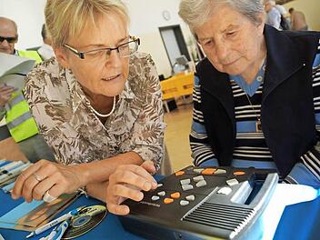 Kirsten Hüser-Nuß (links) erklärt einer Besucherin den Daisy-Player für spezielle Blinden-Hörbücher. Fotos: Arkadius Guzy