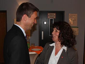 Martina Stamm-Fibich gratulierte Stefan Müller zum Wahlerfolg. Vielleicht werden sich beide schon bald wieder in Berlin treffen.  Fotos: Andreas Dorsch