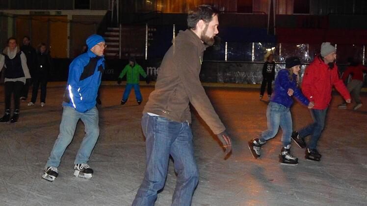 Die vielen jungen Eisläufer hatten beim Après-Ski-Lauf im Höchstadter Eisstadion ihren Spaß. Foto: Mona Lisa Eigenfeld