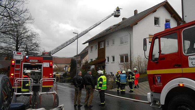 Die Drehleiter wird vorsorglich in Stellung gebracht, falls die Dachhaut durchbrennt. Die Feuerwehr kann den Brand aber durch den Innenangriff löschen.  Foto: Katrin Geyer