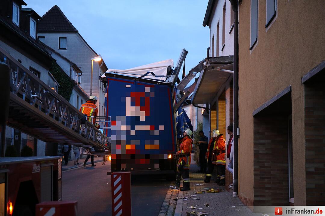 Lkw bleibt in Gefrees an Vordach hängen