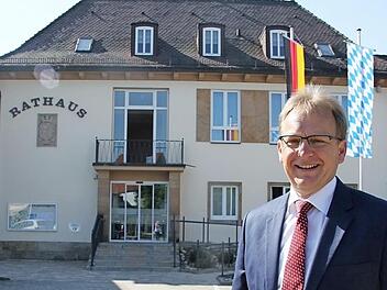 Der Küpser Bürgermeister Bernd Rebhan vor "seinem" Rathaus Foto: Veronika Schadeck