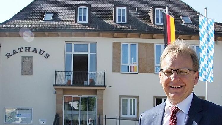Der Küpser Bürgermeister Bernd Rebhan vor "seinem" Rathaus Foto: Veronika Schadeck