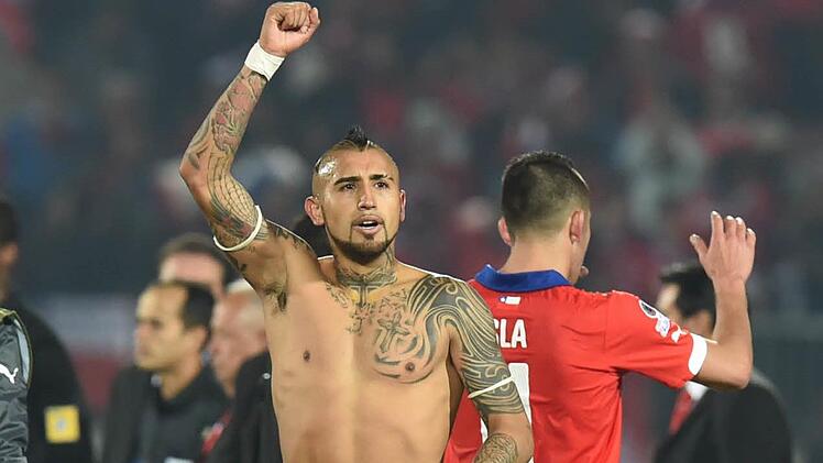 Irokesenschnitt und jede Menge Tattoos: Arturo Vidal, hier nach einem Spiel Chiles bei der Copa America, ist eine auffällige Erscheinung.  Foto: PABLO PORCIUNCULA, dpa