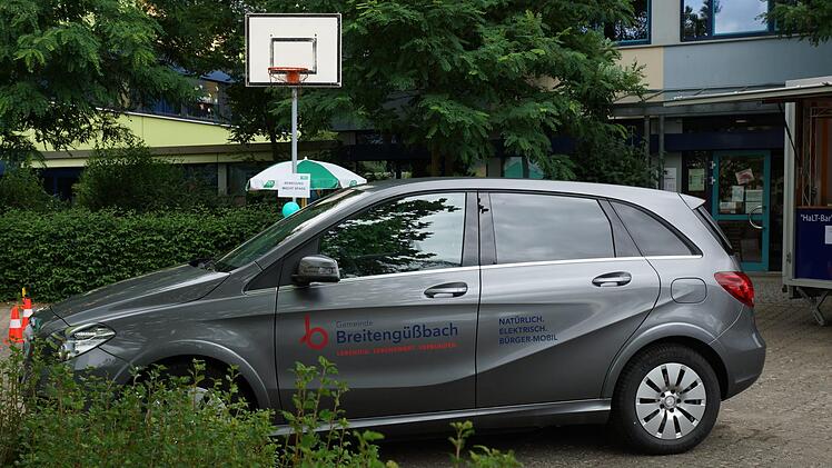 Wer das Breiteng&uuml;&szlig;bacher B&uuml;rgermobil k&uuml;nftig nutzen will, muss daf&uuml;r als Erwachsener einen Euro zahlen.Johannes Michel