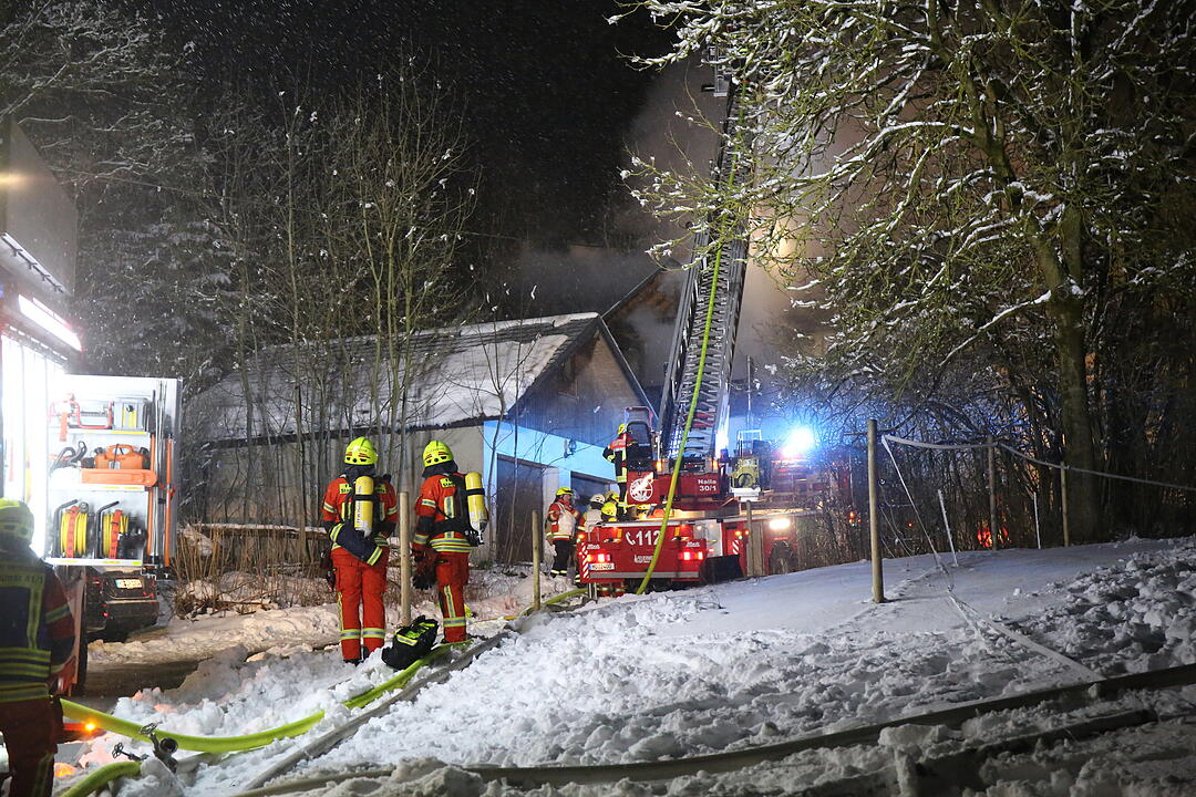 Dachstuhlbrand nahe Helmbrechts in Oberfranken hält Feuerwehr in Atem