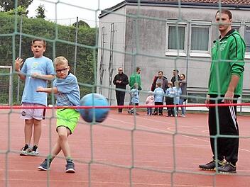 Hannes hat abgezogen. Geht der Ball oberhalb der roten Schnur ins Tor, gibt es mehr Punkte. Fotos: P. Frömel