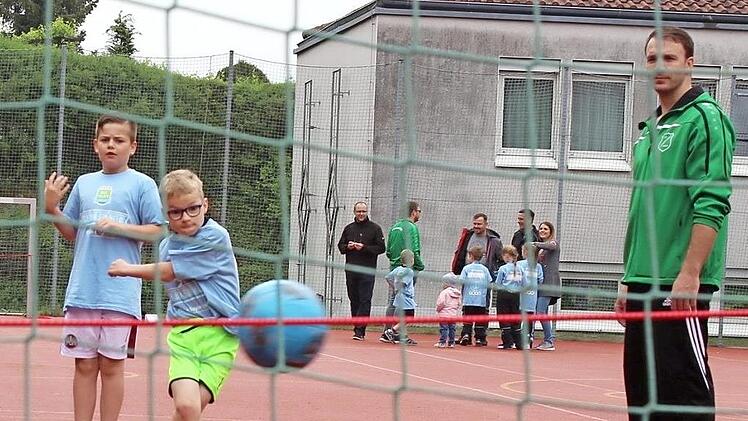 Hannes hat abgezogen. Geht der Ball oberhalb der roten Schnur ins Tor, gibt es mehr Punkte. Fotos: P. Frömel