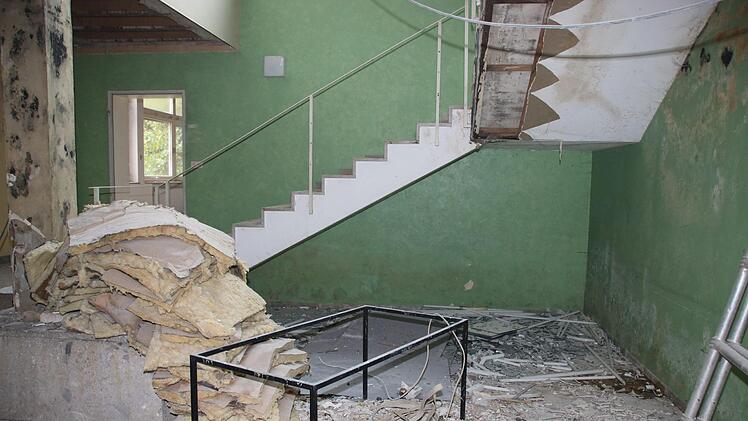 Derzeit wird die Schmeilsdorfer Schule entkernt. Bald rollen die Abrissbagger an. Foto: Jürgen Gärtner