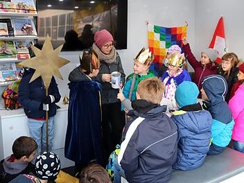 Leonie Willicks (3. v. l.) erklärte den Kindern die Arbeit der Sternsinger.    Foto: Johanna Blum