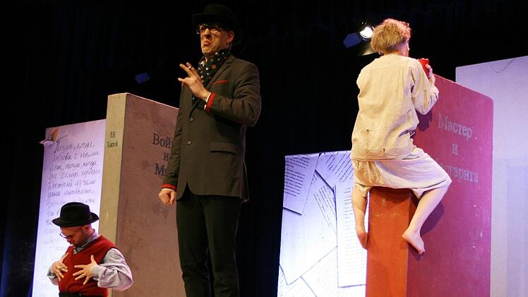 Eine Szene aus der fantastischen Inszenierung "Meister und Margarita" im Kreiskulturraum Maria Löffler