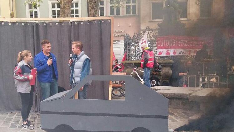 Viele schwarze Wolken zeihen auf im Jahr 2019: Mächtig Dampf ab ließ die IG-Metall-Jugend bei ihrem Sketch am Gabelmann.  Foto: Juluian Megere