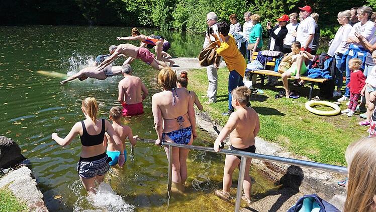 Nicht weniger als 13 "Wasserratten" wagten zum Saisonauftakt den Sprung in den 14 Grad kühlen Goldbergsee. Auf der "Absprungrampe" hatten nicht einmal alle Mutigen Platz, so dass einige auf den Treppenstufen (Bild, vorne) auf den Startschuss durch Bürgermeister Hans Tischhöfer warteten. Foto: Bruno Preißinger